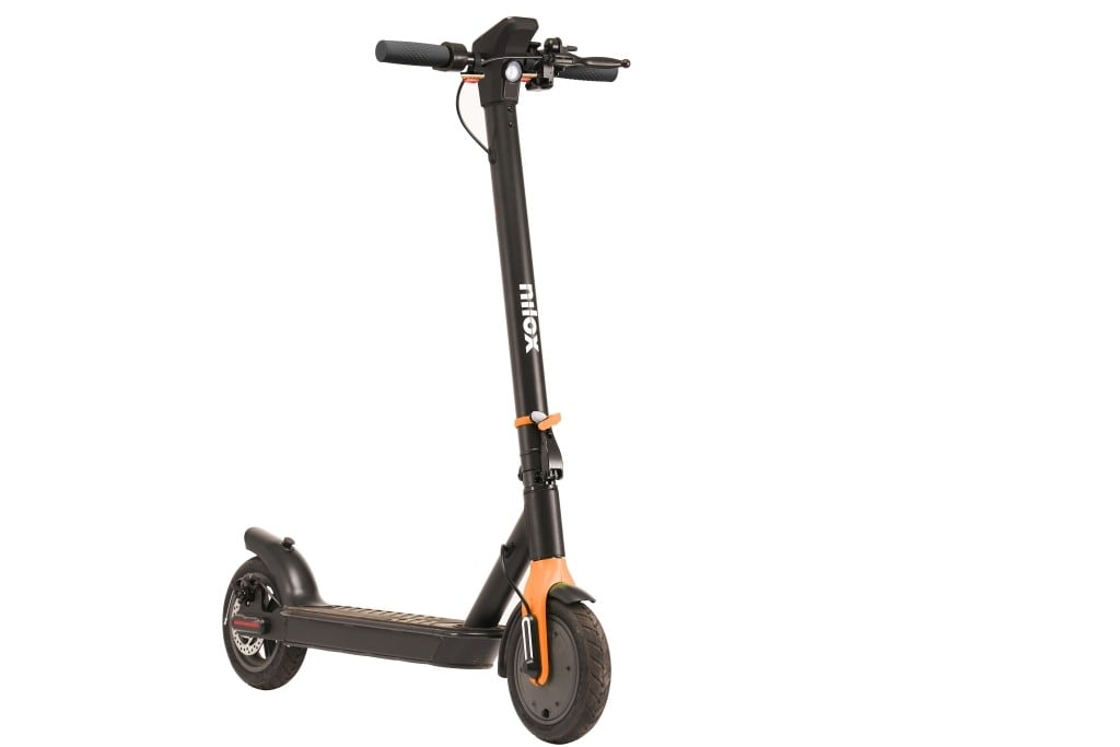 <div class='descrGalleryTitle'>NILOX S1</div><div class='descrGalleryText'><p>Il <b>nuovo monopattino S1&nbsp; si distingue per le frecce direzionali sia posteriori che anteriori</b>. Proprio l’introduzione degli indicatori di svolta anche nel led anteriore conferma la capacità di Nilox di rispondere tempestivamente alle nuove esigenze normative e innalzare gli standard di settore, analogamente a quanto fatto con il recente lancio delle frecce direzionali universali e già anticipato lo scorso anno dal monopattino M1, tra i primi in Italia a incorporare questo elemento. Inoltre, il LED frontale/posteriore e il freno a disco posteriore fanno di S1 il mezzo ideale per circolare nel traffico cittadino in totale tranquillità.&nbsp;Con l’obiettivo di garantire la massima semplicità di utilizzo, l’ultimo monopattino di Nilox presenta uno smart-display integrato, con cui è possibile monitorare tutte le informazioni utili (quali velocità, livello della batteria, marcia selezionata) e del&nbsp;Cruise Control che - in aggiunta alle 3 velocità standard - consente di&nbsp;viaggiare alla velocità desiderata. </p>
<p>Dotato di un motore da 350 W, garantisce 28km di autonomia massima a 20km/h&nbsp;con una ricarica di 4 ore per aggiungere qualsiasi destinazione con agilità. Nilox S1 è inoltre provvisto di un sistema di sicurezza, il tag NFC, che mitiga il rischio di furto: all’accensione, il monopattino andrà automaticamente in standby e sarà possibile sbloccarlo solamente passando la Chiave NFC (replicabile su smartphone) sul pulsante on/off.&nbsp;Nilox S1 sarà disponibile a un prezzo al pubblico consigliato di <b>499,95 euro</b>.</p>
</div>